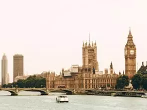 lanscape photograph of the Houses of Parliament and Big Ben